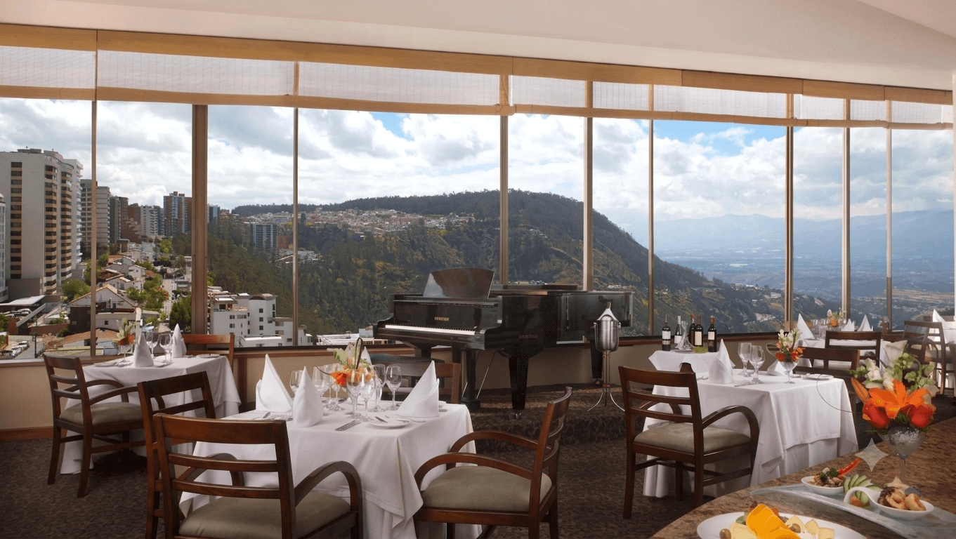 Salón del Hotel Quito con vista panorámica a los valles